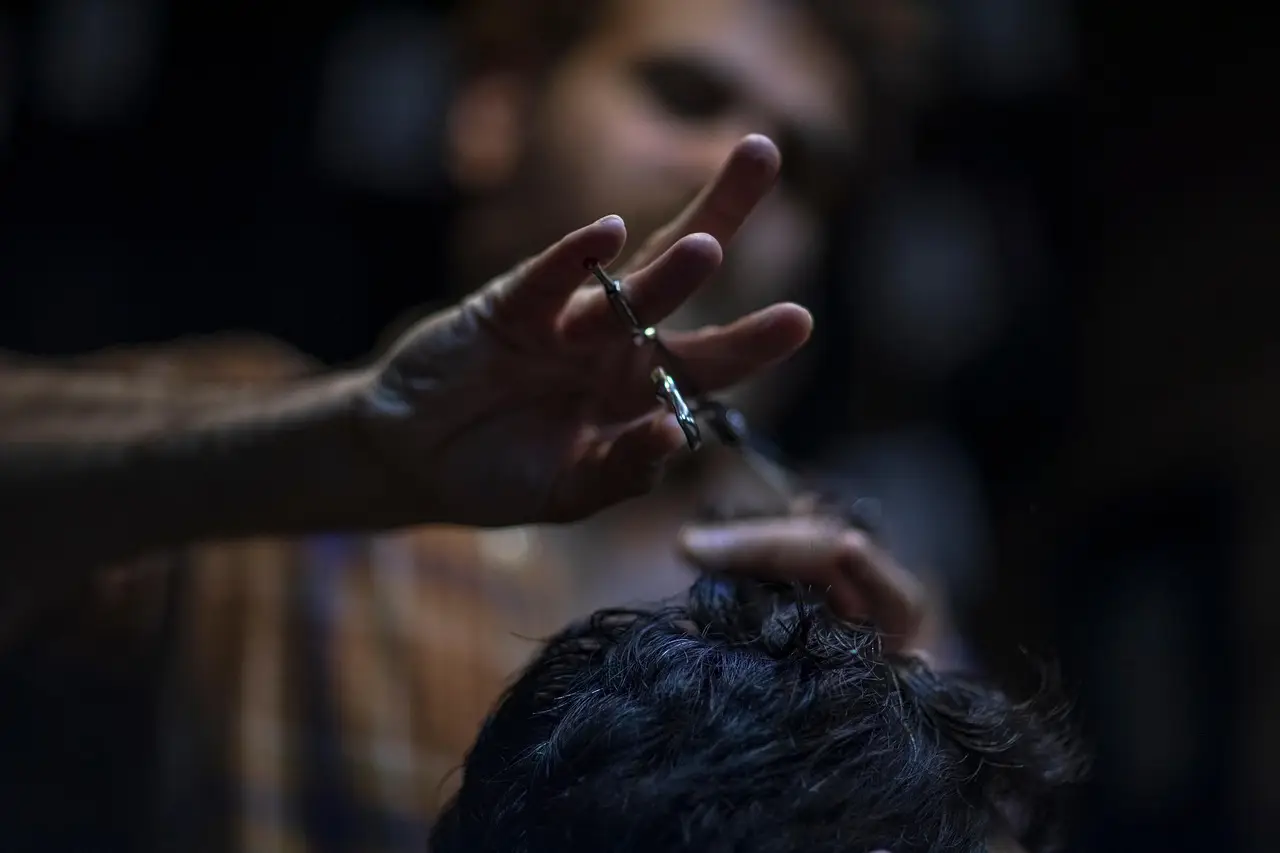 Barbero preparando el corte